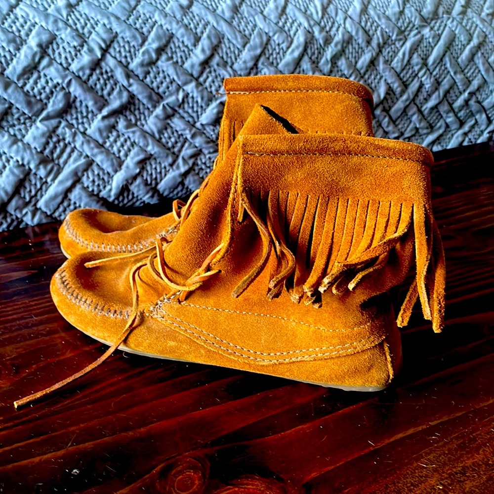 Minnetonka boots women size 8